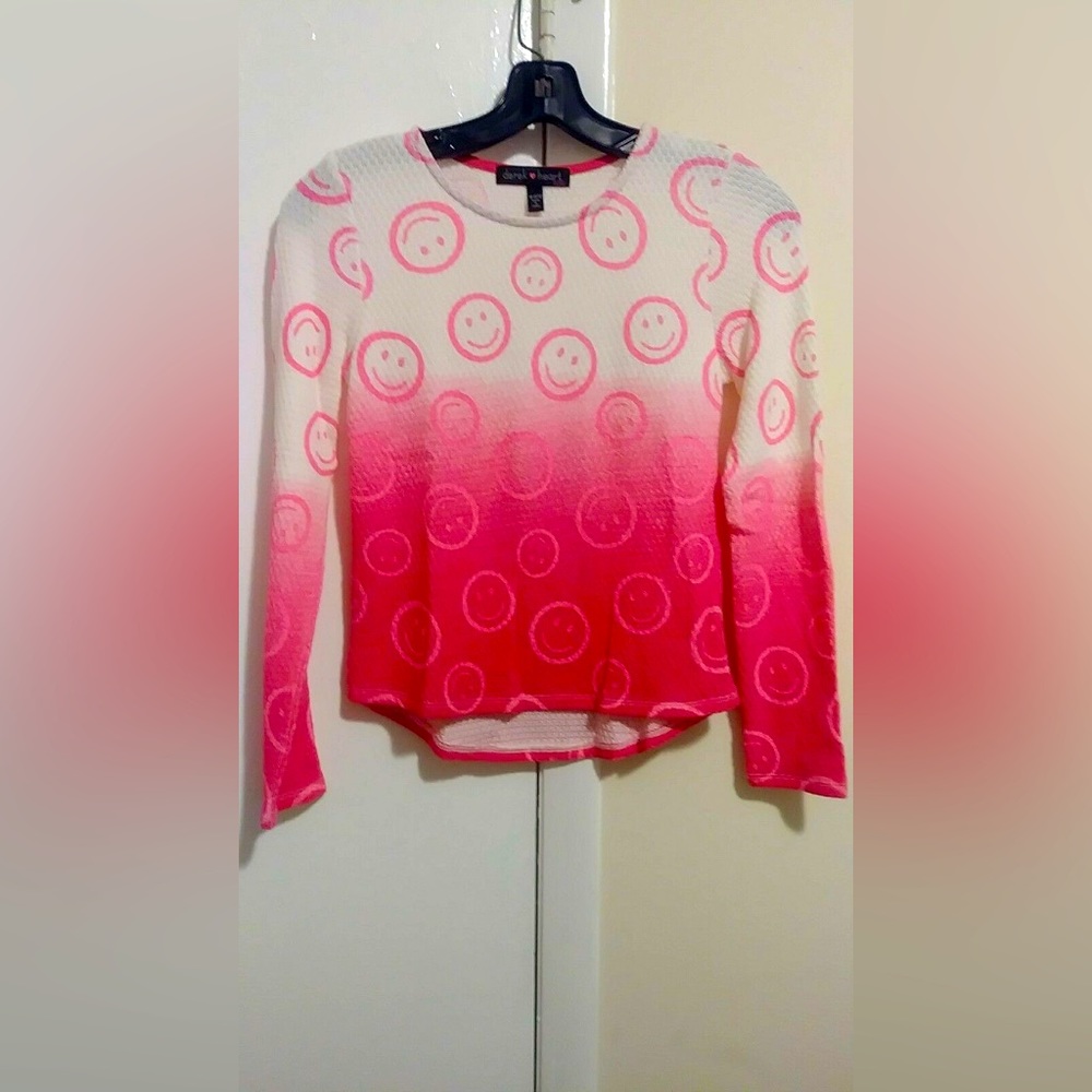 Derek Heart girl hi/low Happy Face print Long Sleeve top M